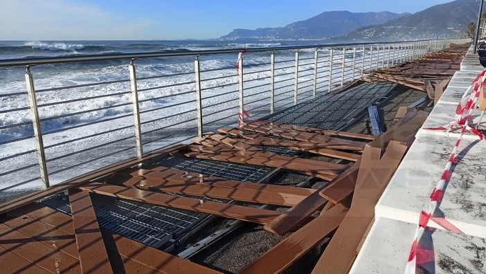 La mareggiata danneggia la passeggiata a sbalzo a Ventimiglia, Forza Italia: "Opera pericolosa e rapidamente deperibile"