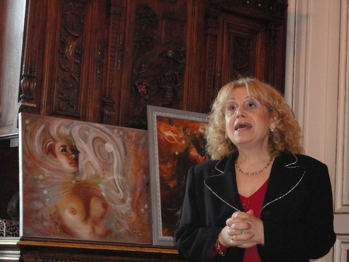La poetessa Maria Salamone e sullo sfondo un'opera dell'artista Mad Jarova La poetessa Maria Salamone e sullo sfondo un'opera dell'artista Mad Jarova