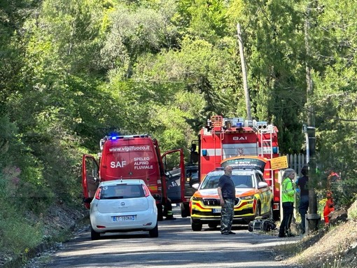 Ventimiglia: auto dell'Istituto Geografico Militare in un burrone sul Grammondo, 4 uomini all'interno e mobilitazione di soccorsi (Foto e Video) Ventimiglia: auto dell'Istituto Geografico Militare in un burrone sul Grammondo, 4 uomini all'interno e mobilitazione di soccorsi (Foto e Video)