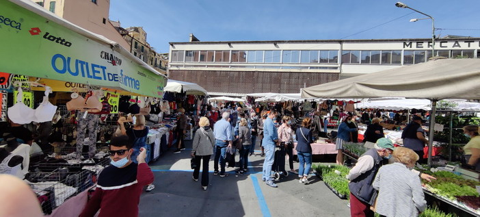 Sanremo: da due settimane il mercato ambulante e l'Annonario in continua ascesa grazie al ritorno dei francesi