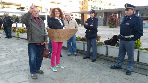 Sanremo: 'flop' della manifestazione contro i 'furbetti del cartellino', tre contestatori e 8 tra CC e Polizia