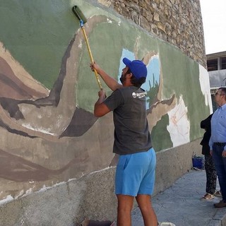 Iniziativa artistica a Chiusavecchia per la realizzazione di un murales: l'ulivo al centro dell'opera sui muri della strada