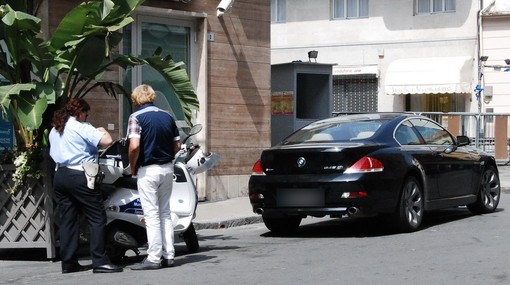 L'auto fermata in piazza Borea d'Olmo