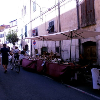 Taggia: torna domenica prossima il tradizionale mercatino dell'antiquariato 'Belle Epoque' Taggia: torna domenica prossima il tradizionale mercatino dell'antiquariato 'Belle Epoque'