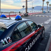 Spari sulla spiaggia a Ventimiglia, due tunisini fermati per tentato omicidio: vittima fuori pericolo Spari sulla spiaggia a Ventimiglia, due tunisini fermati per tentato omicidio: vittima fuori pericolo