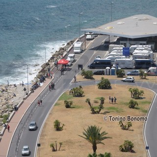 Ventimiglia: una nuova giornata con i profughi tra il confine di Stato e la stazione nelle foto di Tonino Bonomo
