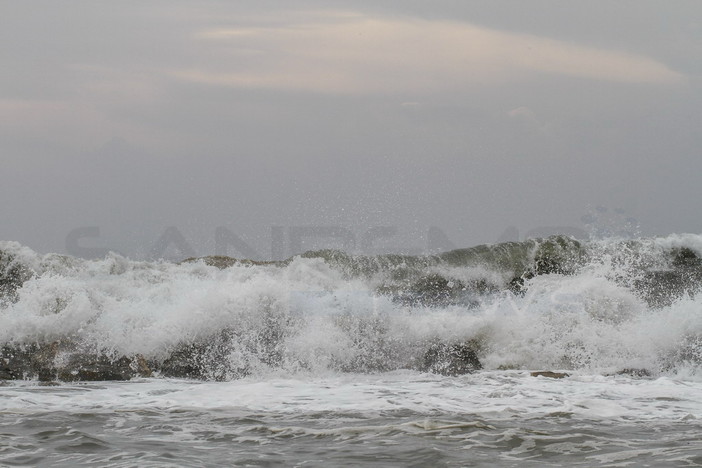Sanremo: per il maltempo, ordinanza del Comune di divieto d'accesso al molo lungo del Porto Vecchio, su tutti i pennelli, le scogliere e le spiagge
