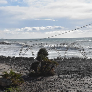 Dopo la mareggiata di ieri per fortuna la conta dei danni è minima, a Ventimiglia riaperto il lungomare (Foto)