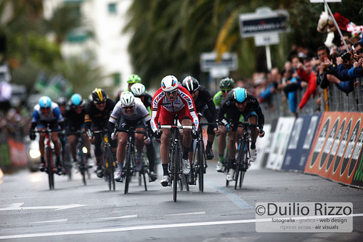 Nuova aiuola in fondo a Corso Mombello: torna il 'tormentone' per l'arrivo della 'Milano-Sanremo' Nuova aiuola in fondo a Corso Mombello: torna il 'tormentone' per l'arrivo della 'Milano-Sanremo'