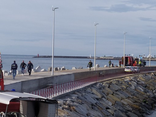 Imperia: malore mentre passeggia sul molo di Oneglia, uomo cade sugli scogli e muore (Foto e Video) Imperia: malore mentre passeggia sul molo di Oneglia, uomo cade sugli scogli e muore (Foto e Video)