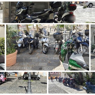 Sanremo: scooter e moto parcheggiate rovinano la pavimentazione storica di piazza Muccioli (Foto)