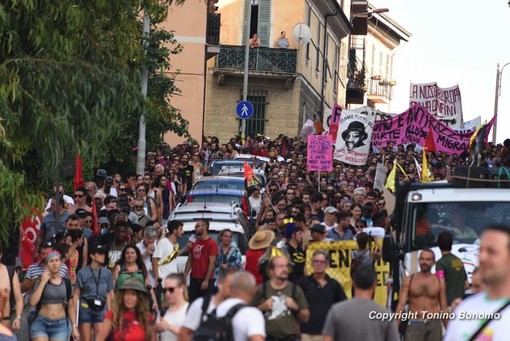 Ventimiglia: manifestazione pacifica e senza problemi di ordine pubblico, ma Ioculano non cambia idea “Alla città non ha lasciato niente se non un po’ di traffico” Ventimiglia: manifestazione pacifica e senza problemi di ordine pubblico, ma Ioculano non cambia idea “Alla città non ha lasciato niente se non un po’ di traffico”