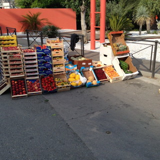 Sanremo: aveva organizzato un 'mercatino' della frutta e verdura a Pian di Poma, il Sindaco passa e lo fa multare