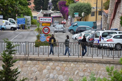 Ventimiglia: fa un volo di 10 metri mentre tenta di fuggire in Francia nella zona di Ponte San Ludovico, per fortuna non è grave