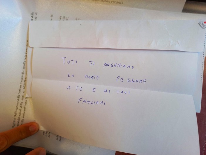 No vax ancora contro il Presidente Giovanni Toti: "Auguriamo la morte peggiore a te e ai tuoi familiari"