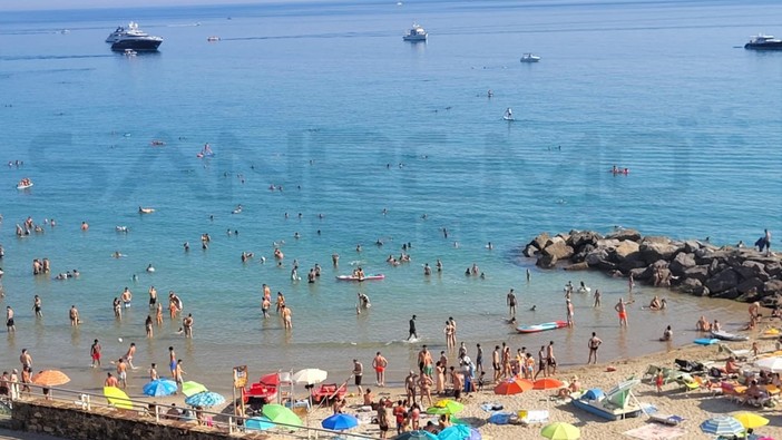 Weekend di sole e gran caldo in provincia di Imperia: spiagge prese d'assalto e afa persistente lungo tutta la costa Weekend di sole e gran caldo in provincia di Imperia: spiagge prese d'assalto e afa persistente lungo tutta la costa