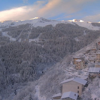 Lo splendido panorama di Monesi imbiancata, questa mattina