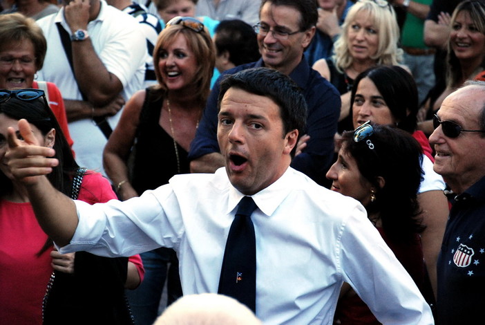 Matteo Renzi - Walter Veltroni, volti diversi ma stesso comportamento. Quando il nuovo ed il vecchio coincidono Matteo Renzi - Walter Veltroni, volti diversi ma stesso comportamento. Quando il nuovo ed il vecchio coincidono