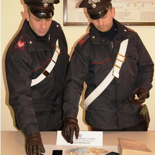 Da Sanremo a Ventimiglia per vendere l'eroina, bloccato dai carabinieri sull'autobus