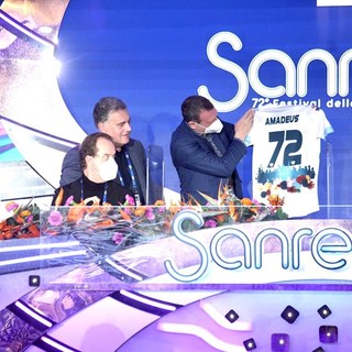 Festival: la maglia '72' della Sanremese consegnata ad Amadeus, Faraldi &quot;Bel momento, lui ha ringraziato con dedica speciale&quot;