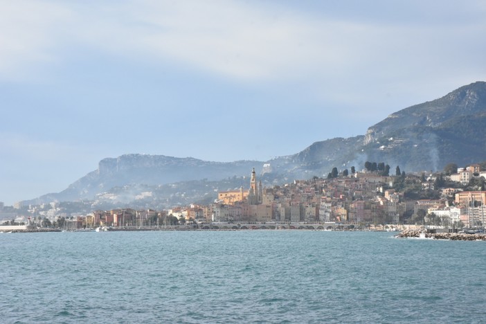 Mentre in Italia non si possono svolgere i mercati di Sanremo e Ventimiglia a Mentone c'è invece il 'liberi tutti' (e senza mascherine) (Video)