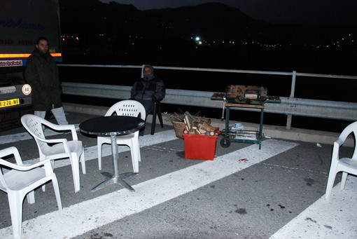Ventimiglia: liberata la rotonda di Roverino, traffico ripristinato ma tende e barbecue sul ponte Cassini, le immagini degli scontri di Latte Ventimiglia: liberata la rotonda di Roverino, traffico ripristinato ma tende e barbecue sul ponte Cassini, le immagini degli scontri di Latte