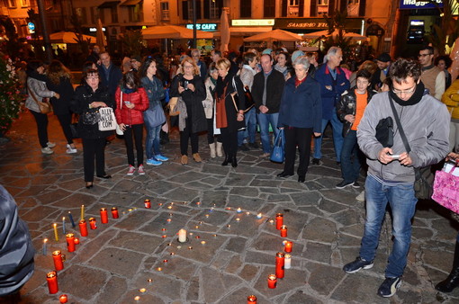 Sanremo: grande partecipazione e momenti commoventi alla manifestazione per la pace in piazza Colombo Sanremo: grande partecipazione e momenti commoventi alla manifestazione per la pace in piazza Colombo