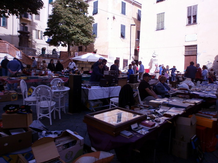 Bordighera: domenica prossima appuntamento con il Mercatino dell'Antiquariato e del Collezionismo