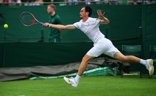 Il sanremese Gianluca Mager in azione sull'erba di Wimbledon (foto tratta dalla Pagina Facebook ufficiale del Tennis Sanremo)