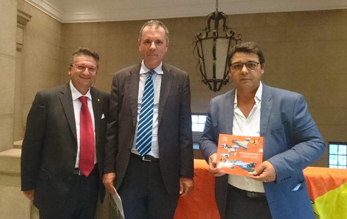 Alla mostra fotografica 'Volti e luoghi di Sicilia' a Nizza un omaggio poetico è stato reso dalla poetessa Maria Salamone