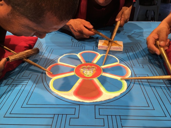 Ospedaletti:  venerdì scorso si è concluso il Mandala di Sabbia con la dissoluzione in mare della rappresentazione simbolica