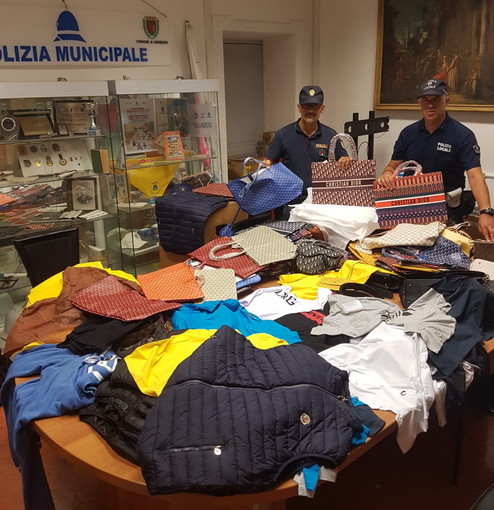 Sanremo: merce contraffatta in arrivo dal mercato di Ventimiglia, operazione di Municipale e Commissariato (Foto)