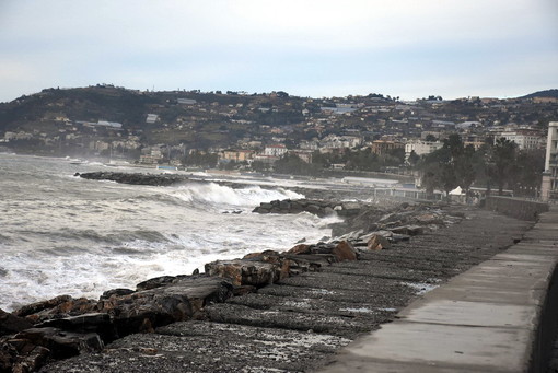 Sanremo: forte mareggiata in atto sul ponente: chiuso al passaggio delle auto e dei pedoni il molo del porto vecchio