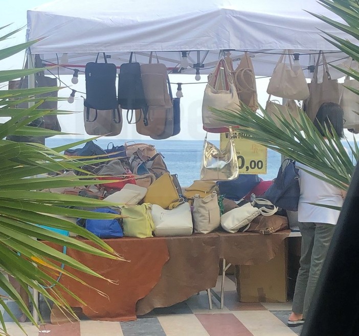 Sanremo: mercatino in corso Imperatrice. Un nostro lettore "Al termine alcuni punti del pavimento molto sporchi" Sanremo: mercatino in corso Imperatrice. Un nostro lettore "Al termine alcuni punti del pavimento molto sporchi"