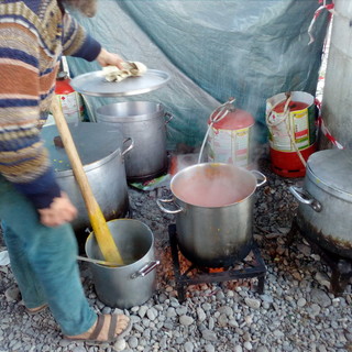 Ventimiglia: migranti al freddo sotto il cavalcavia alle Gianchette, il pensiero di 'Potere al Popolo' (Foto)