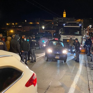 Ventimiglia: momenti di tensione e, alla fine la strada viene riaperta. Terminata la manifestazione di stasera (Foto e Video)