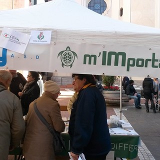 Imperia: l'educazione ambientale inizia dalle piazze. Stand divulgativo di CEA e associazione m'IMporta