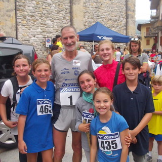 Gruppo di bambini di Sanremo in gara insieme al campione di ultramaratona Marco Olmo