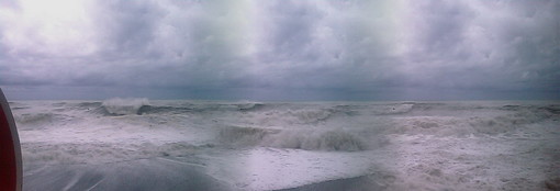 Ospedaletti: la mareggiata di oggi pomeriggio nella foto di Romano Belfi