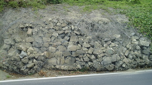 Sanremo: muro di contenimento a rischio cedimento, il Comune chiude una mulattiera dietro via Goethe