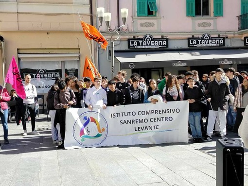 Sanremo, studenti in piazza contro le mafie: corteo tra piazza Colombo e piazza Borea D’Olmo per l’impegno civile Sanremo, studenti in piazza contro le mafie: corteo tra piazza Colombo e piazza Borea D’Olmo per l’impegno civile