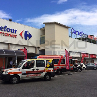 Sanremo: furibonda rissa sul piazzale di fronte al Carrefour di Bussana, uno dei contendenti colpito con una stampella