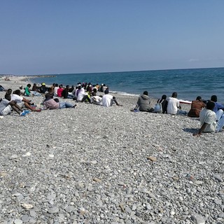 Ventimiglia: soccorsi in atto alla foce del Roya per un migrante finito in acqua, in arrivo i sommozzatori (Foto) Ventimiglia: soccorsi in atto alla foce del Roya per un migrante finito in acqua, in arrivo i sommozzatori (Foto)