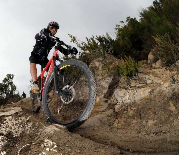Entroterra: sentieri delle mountain bike disseminati di trappole, preoccupazione tra gli appassionati