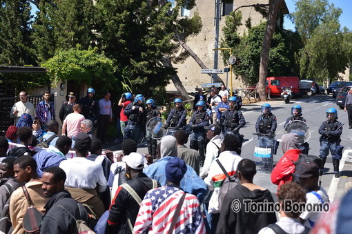 I fogli di via da Ventimiglia ai ragazzi solidali: il Comitato ‘Art.2’ “Una prassi contro la libertà di espressione”