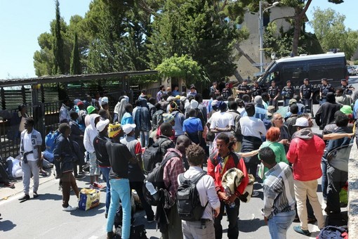 Ventimiglia: migranti sempre fermi di fronte al Forte dell'Annunziata, strada chiusa e situazione di stallo Ventimiglia: migranti sempre fermi di fronte al Forte dell'Annunziata, strada chiusa e situazione di stallo