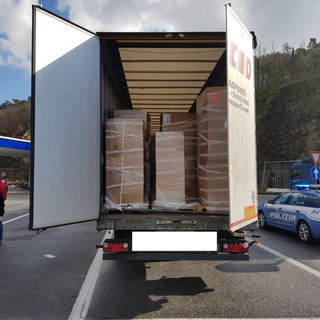 Sette clandestini partiti da Ventimiglia scoperti su un Tir pieno di mobili a Genova (Foto)