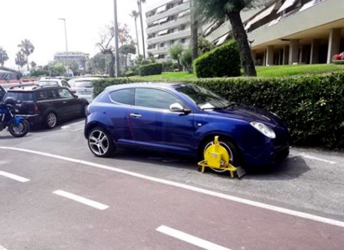 Ventimiglia: un'altra auto bloccata dalle 'ganasce' ieri mattina all'inizio della pista ciclabile (Foto)