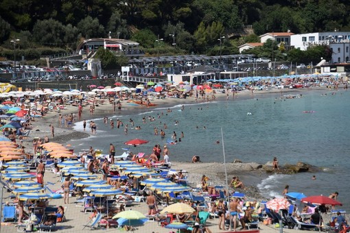 Sanremo: ecco le linee guida del Comune per le spiagge, vietate tutte le attività che possano creare assembramento Sanremo: ecco le linee guida del Comune per le spiagge, vietate tutte le attività che possano creare assembramento