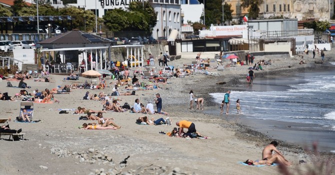 Sanremo, revocato il divieto di balneazione alla Bussola: via libera ai bagni da Foce Levante ai Bagni Matuzia Sanremo, revocato il divieto di balneazione alla Bussola: via libera ai bagni da Foce Levante ai Bagni Matuzia